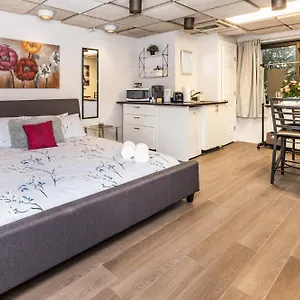 Studio With King Bed - Near Chinatown Canada